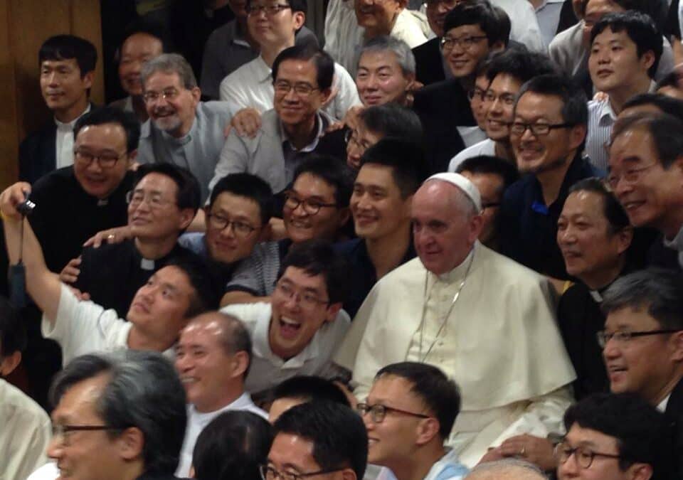 Onverwacht bezoek van Paus Franciscus aan de jezuïeten van Korea
