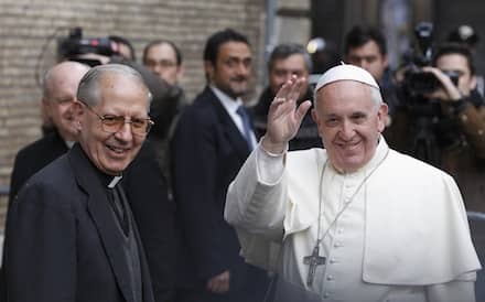 Paus Franciscus gaat voor in de vespers om te danken voor de 200ste verjaardag van de heroprichting van de Sociëteit van Jezus: rechtstreekse beelden