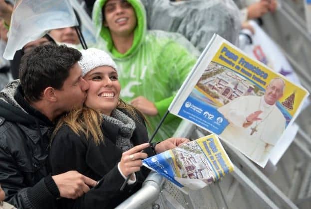 Live: vier Sint-Valentijn samen met Paus Franciscus