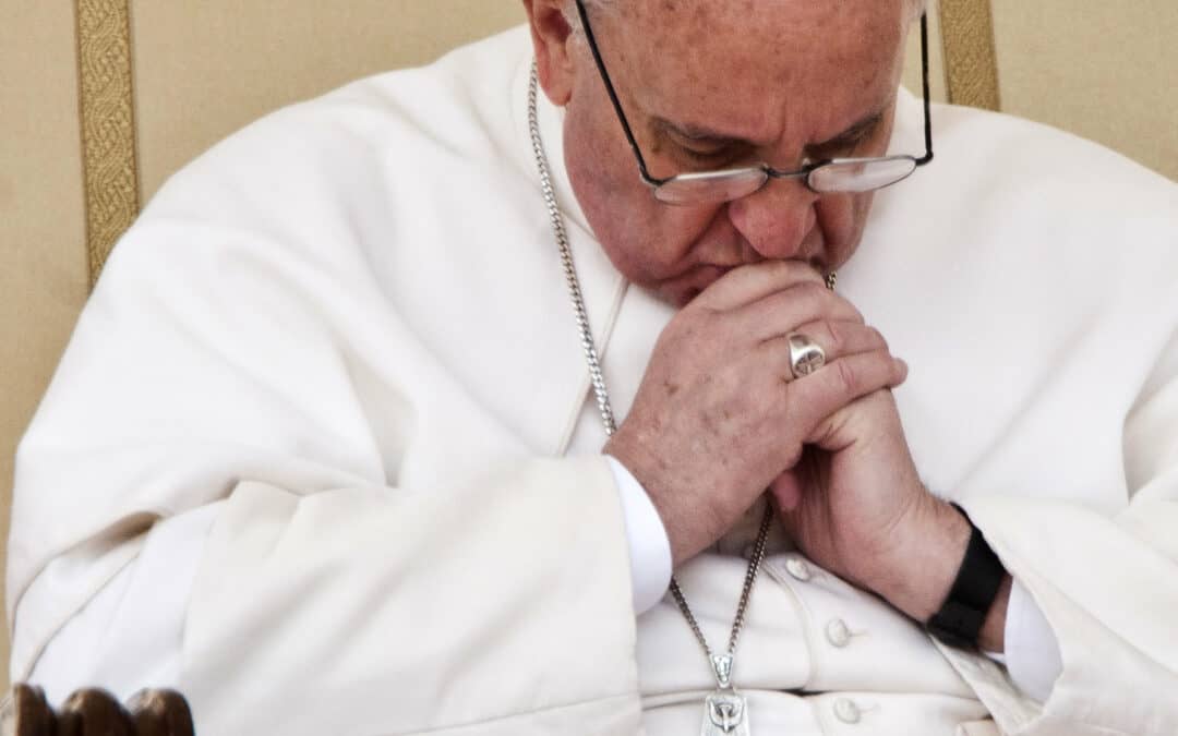 “Soms zegt hij tien minuten niets” – De bijzondere wijze waarop paus Franciscus zijn beslissingen neemt