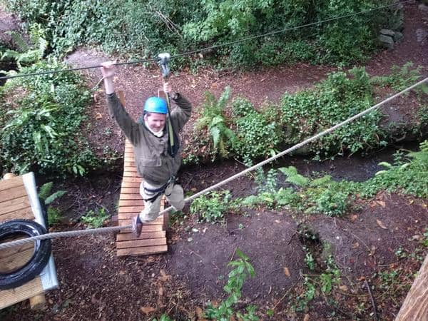Beide voeten op de grond en één hand gericht naar de hemel