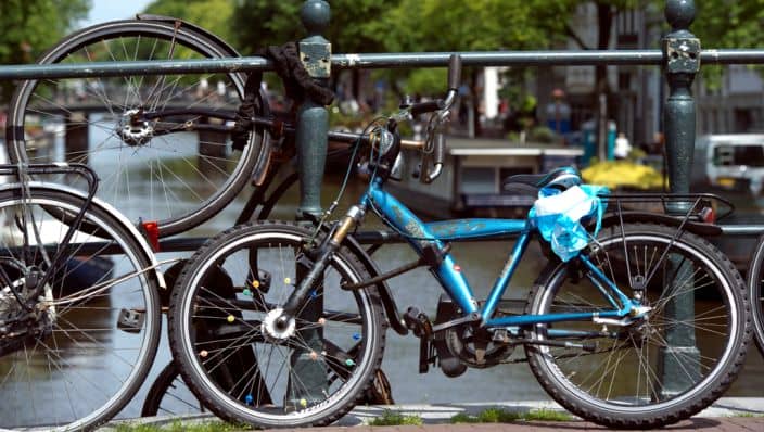 Mijmering over een «gevallen fiets» op een Amsterdamse brug