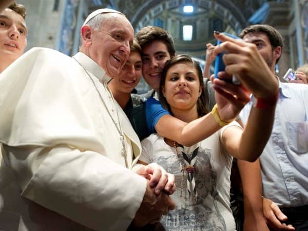 Concrete tips van Paus Franciscus om te communiceren met jongeren