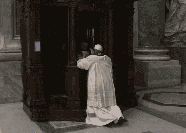 Paus Franciscus ontvangt zélf het sacrament van de verzoening