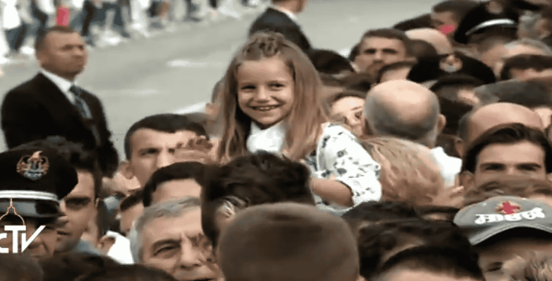 Verwelkoming Paus Franciscus in Tirana (rechtstreekse beelden)