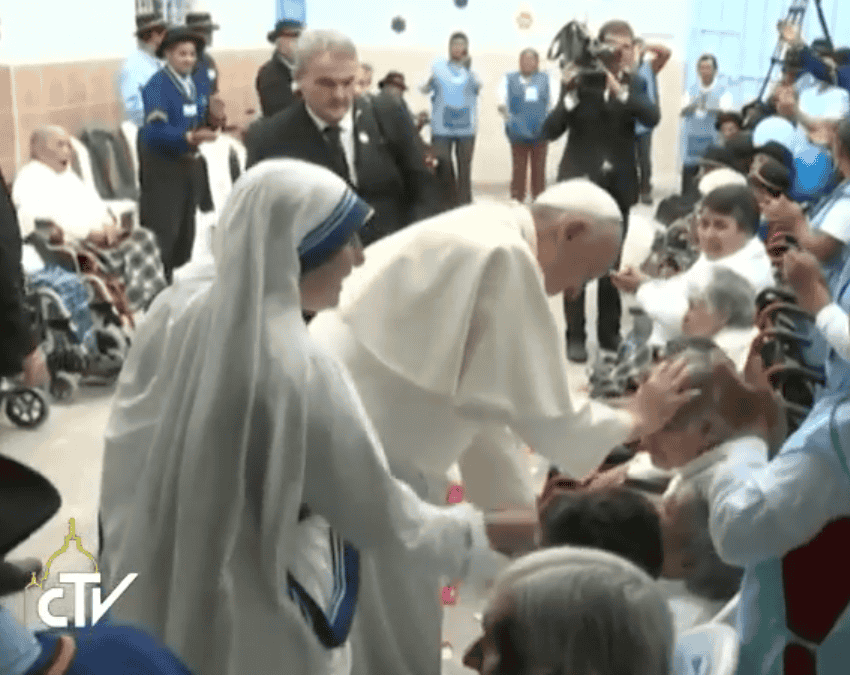 Paus Franciscus op bezoek in een bejaardentehuis in Ecuador