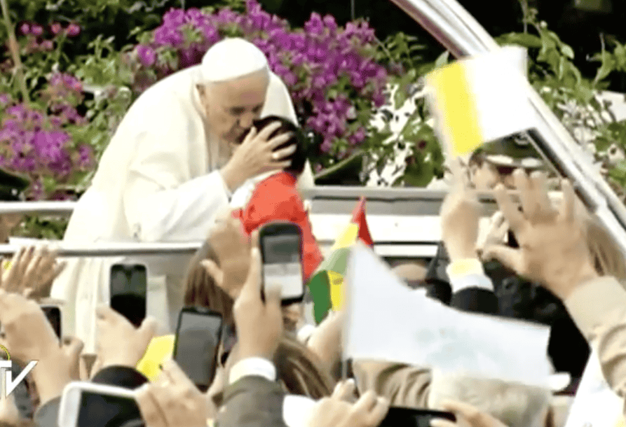 Rechtstreeks: paus Franciscus viert de Eucharistie in Santa Cruz, Bolivië.