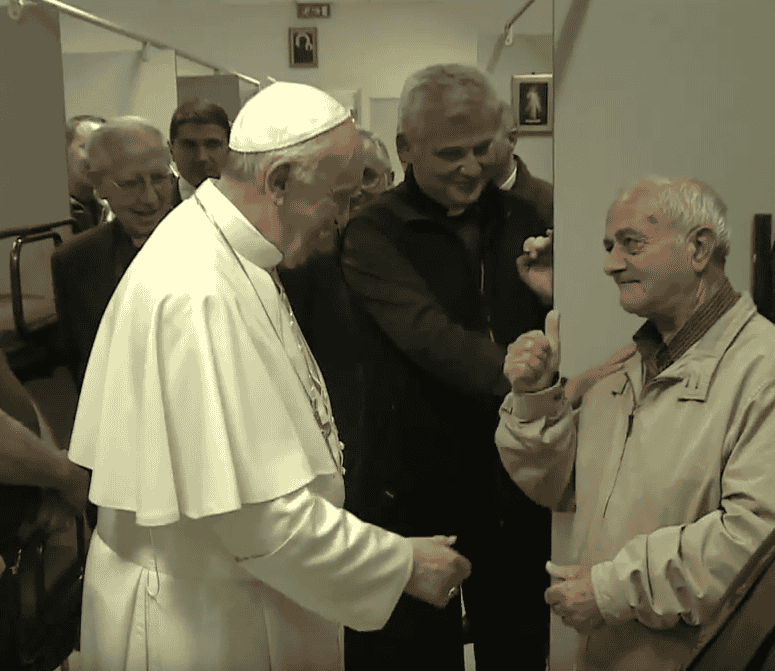 Paus Franciscus bezoekt nieuwe nachtopvang voor daklozen van het Vaticaan