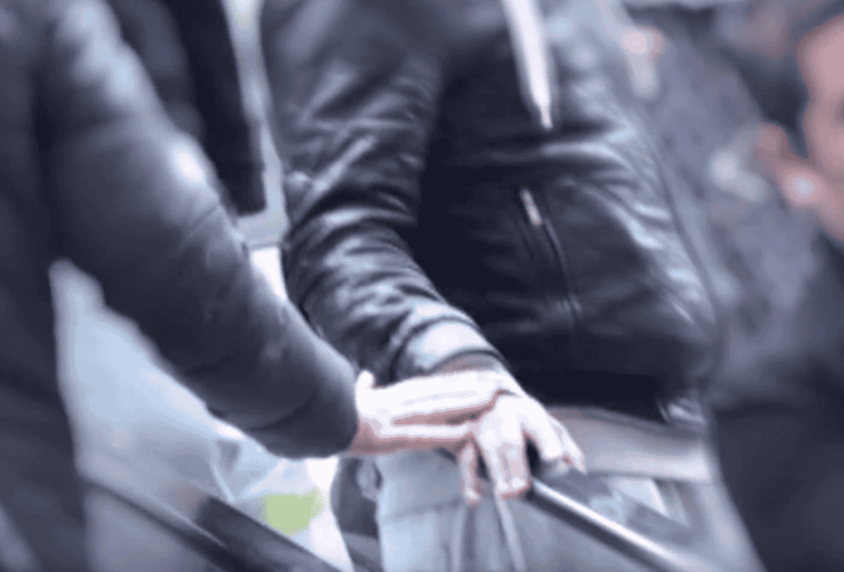Wat er gebeurt als een vreemde met met zijn hand andermans hand streelt