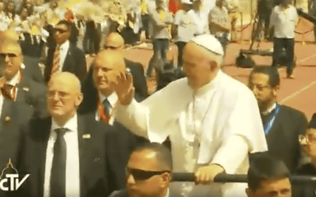 Paus Franciscus viert eucharistie in Egypte: rechtstreekse beelden
