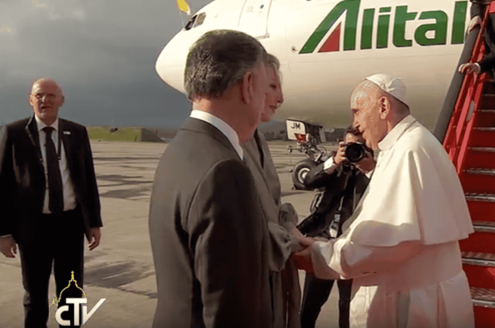 Rechtstreekse beelden aankomst paus Franciscus in Colombia