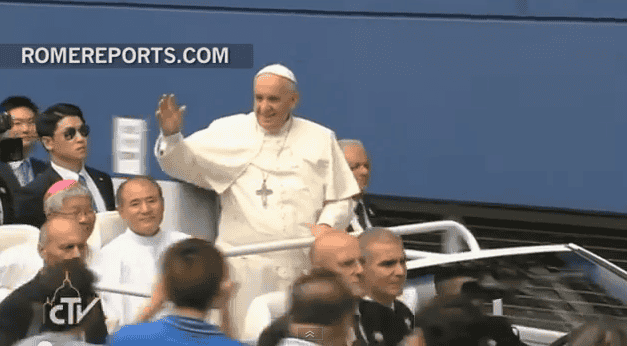 Kijk en luister naar de eerste eucharistieviering van Paus Franciscus in Korea