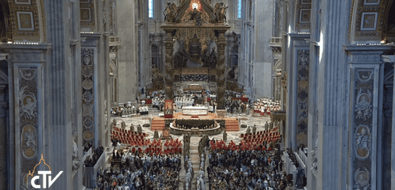 Paus Franciscus gaat voor in eucharistieviering opening synode over het gezin
