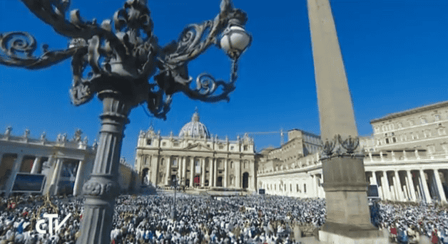 Rechtstreekse beelden eucharistie slot Synode Gezin en zaligverklaring Paulus VI