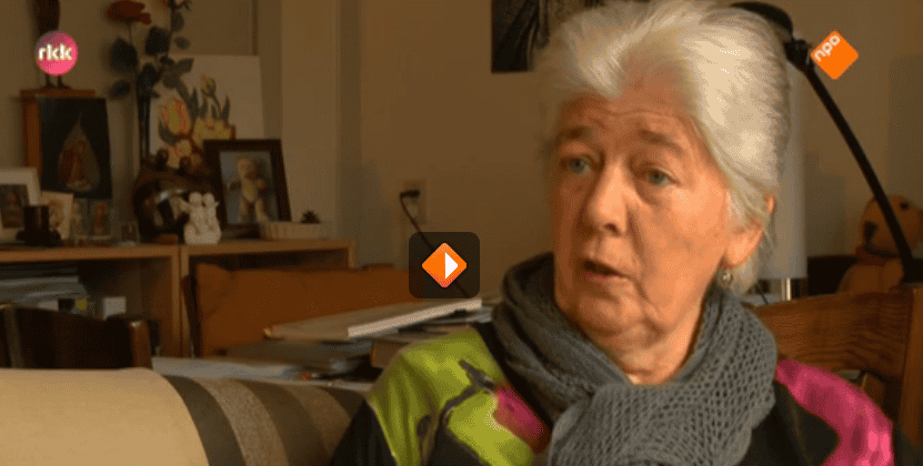 Truus bidt op de tram