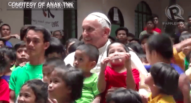 Paus Franciscus tussen de kinderen