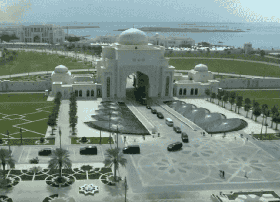 Paus Franciscus wordt verwelkomd in Abu Dhabi. Rechtstreeks