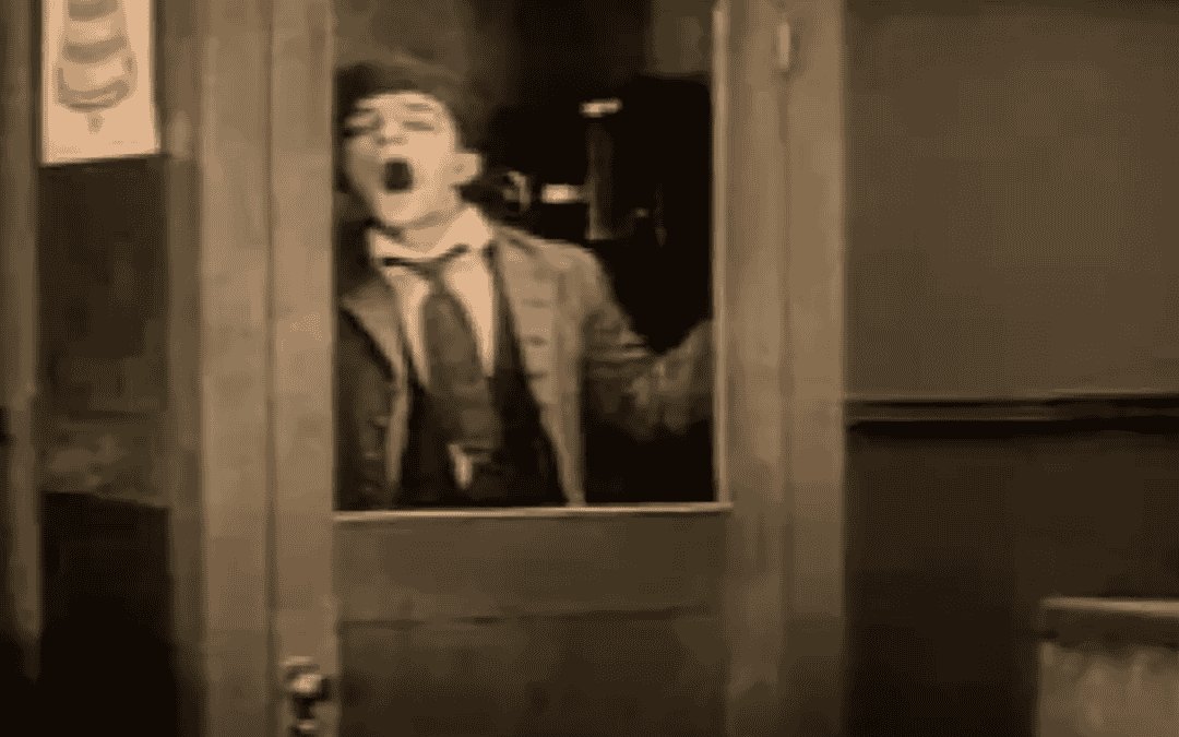 Deze liftjongen lijkt er alvast in te geloven – Buster Keaton op zijn best