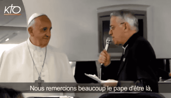 Integrale video persconferentie paus Franciscus in vliegtuig