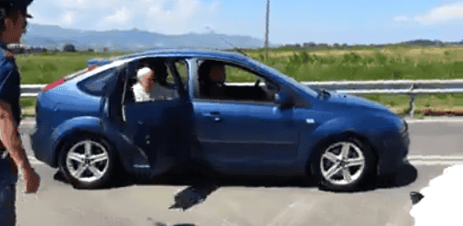 Paus Franciscus doet het weer … (amateur-video)