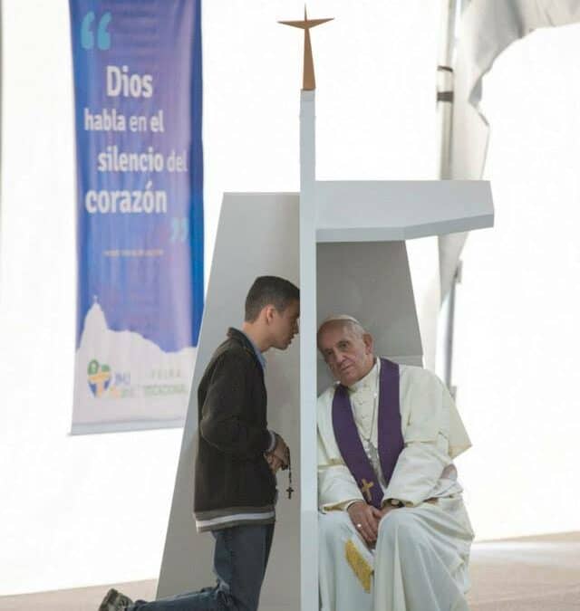 Paus Franciscus legt uit hoe je best biecht: niet per email
