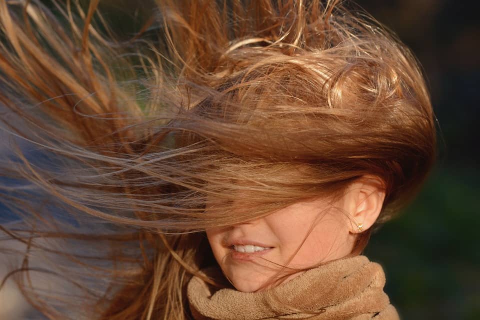 Leren God vinden in de haren in de wind